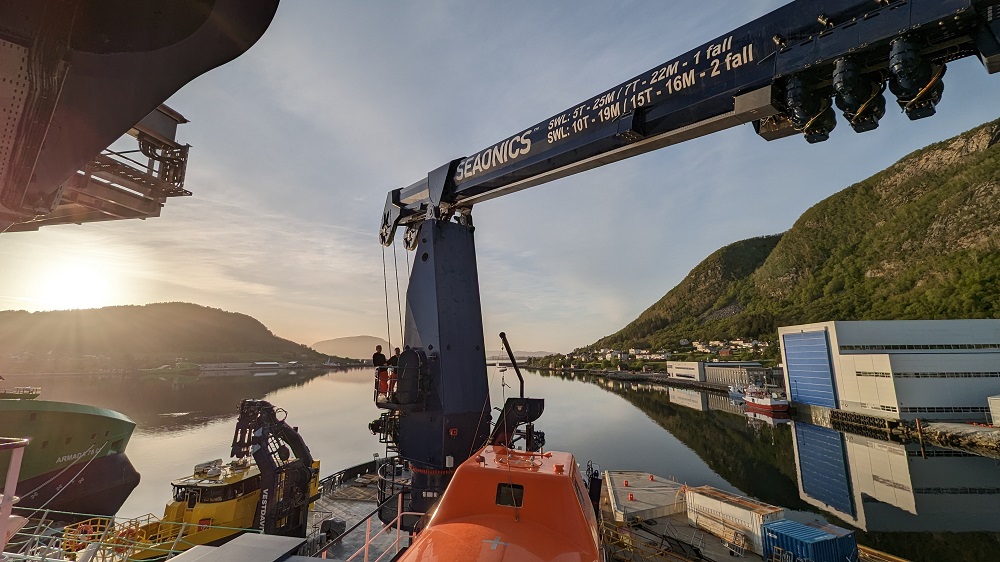 Seaonics’ ECMC crane and gangway brings new charge to active heave compensation